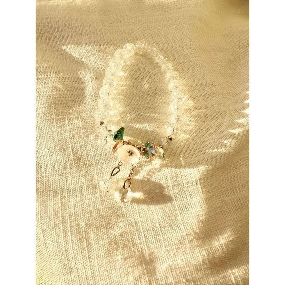 White beaded flower stretch bracelet